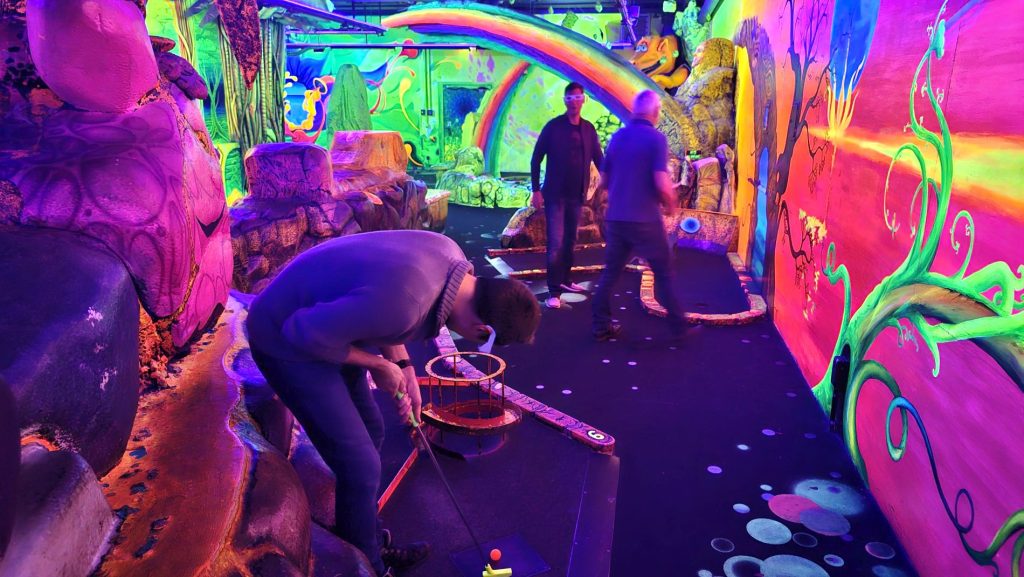 3D Schwarzlicht Minigolf – 18-Loch-Parcours im Dockx Berlin