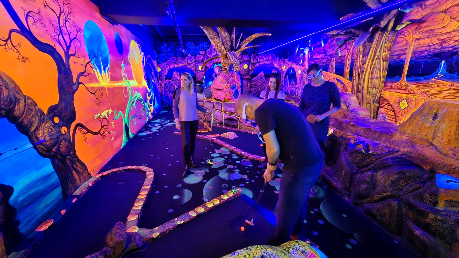 3D Schwarzlicht Minigolf im Dockx – Indoor-Aktivität für Erwachsene in Berlin