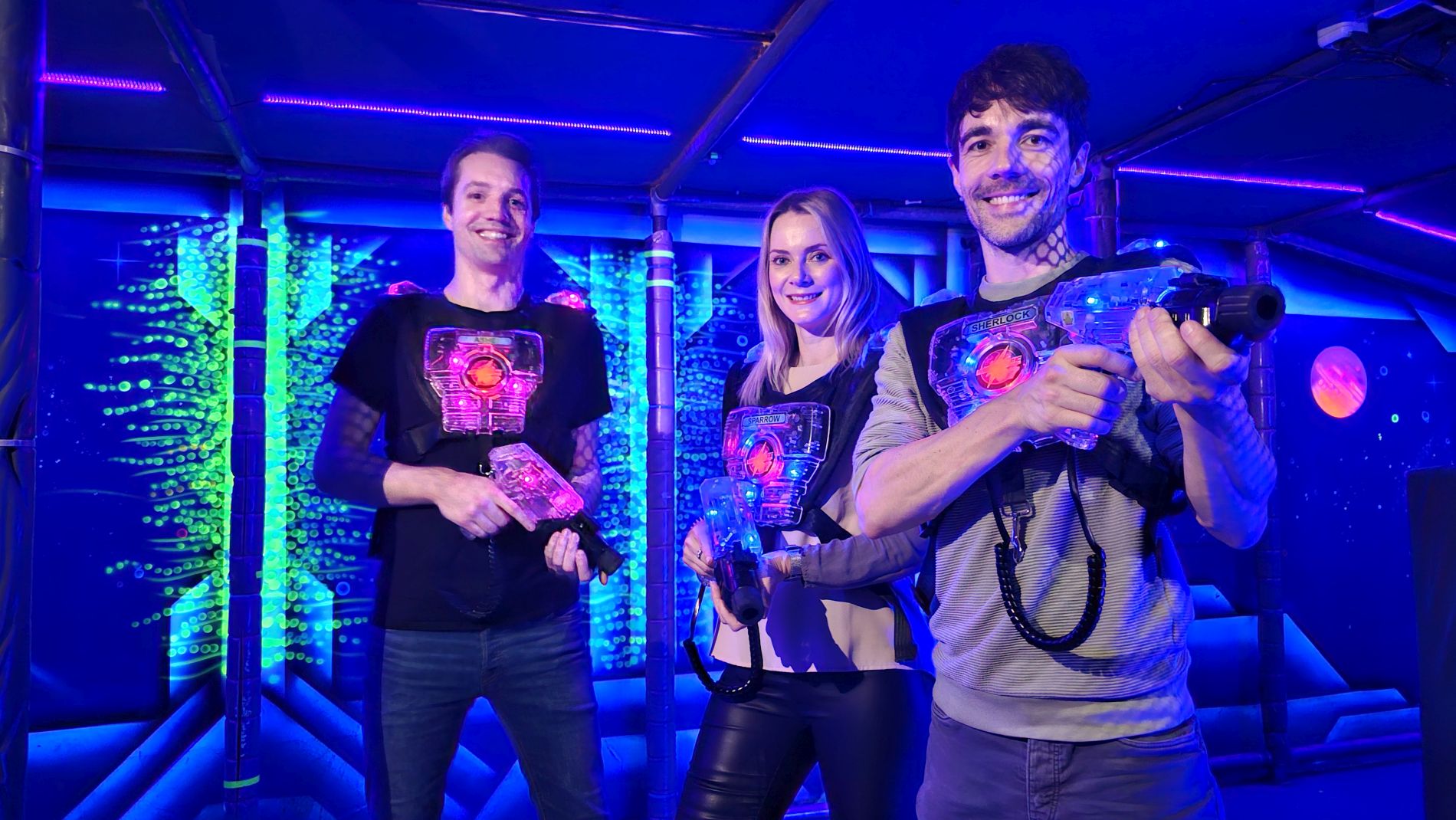 Lasertag in Berlin – Teams im leuchtenden Neonlabyrinth der Dockx-Arena