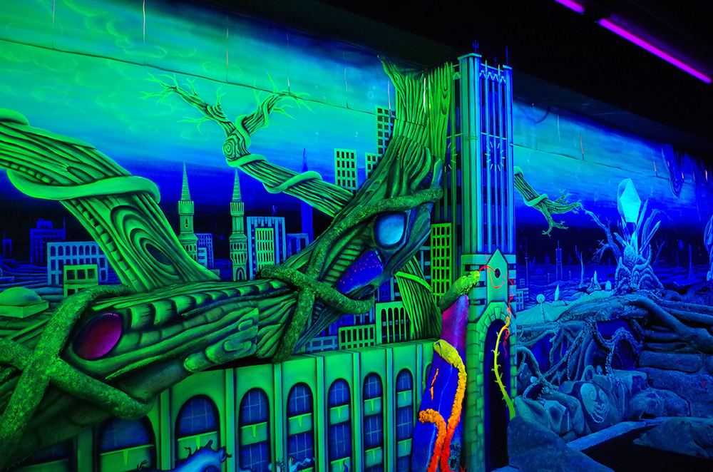 Schwarzlicht Minigolf Berlin – UV-beleuchtete 3D-Bahn mit Großstadt-Motiv im Dockx